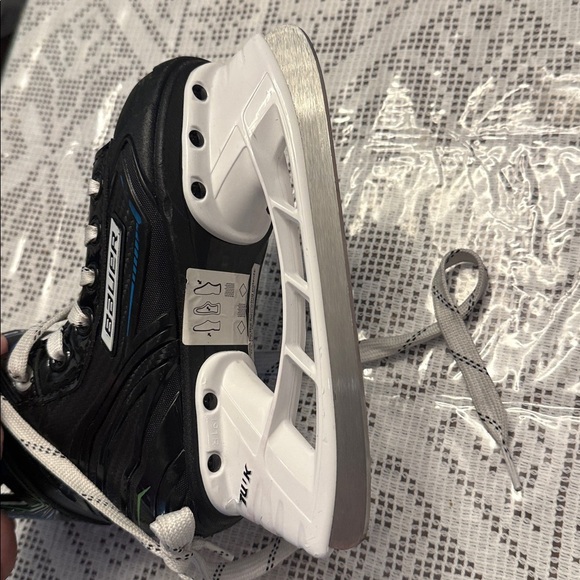 Bauer XLP Tuik Black and White Skates with Blue Accents. Kids size Y11 - Picture 8 of 8